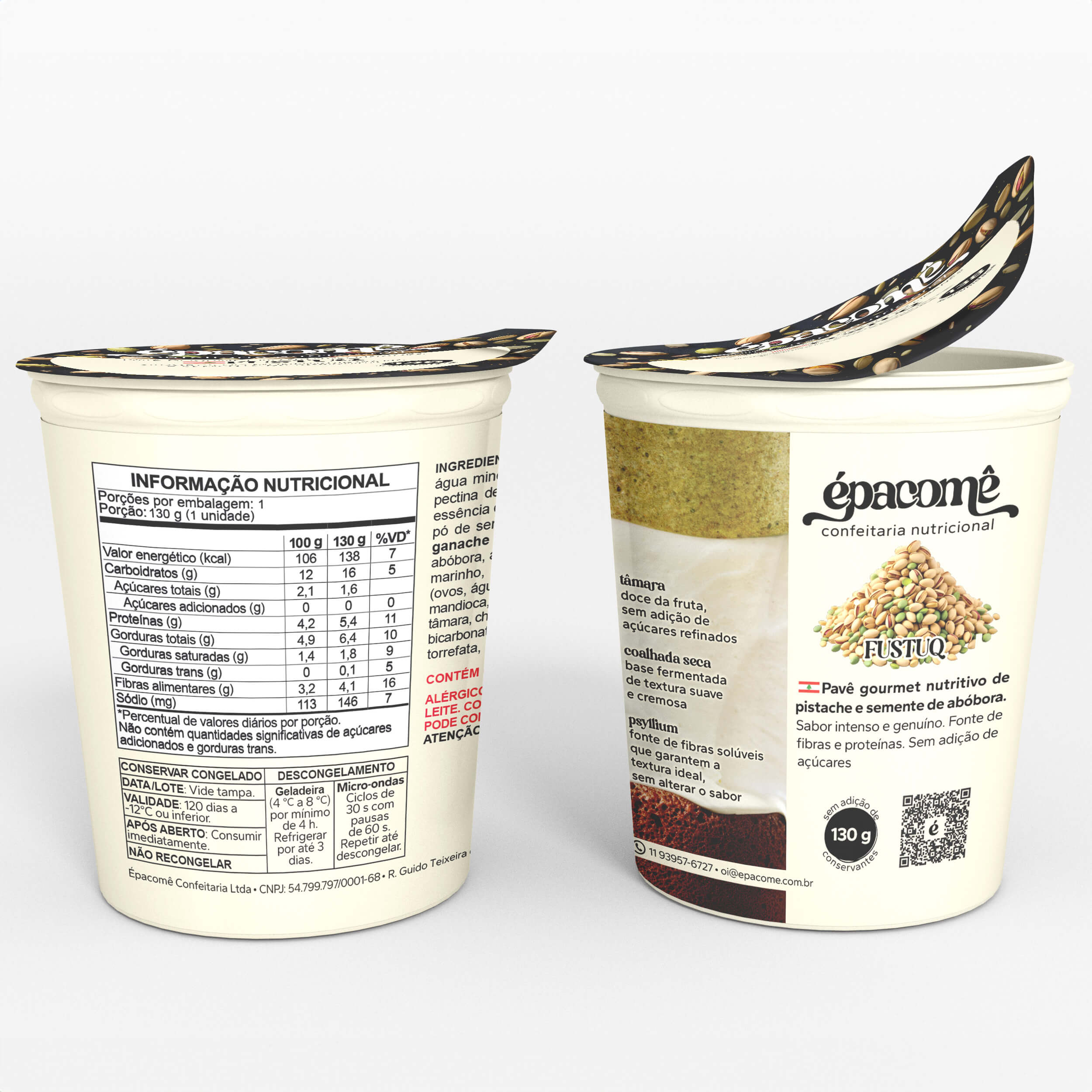 Embalagem de Fustuq Épacomê: pavê nutritivo libanês de pistache e semente de abóbora, adoçado com tâmara e base de coalhada. Um pote fechado, um aberto com a tampa entreaberta, mostrando a tabela nutricional de 138 kcal e alto teor de proteína.