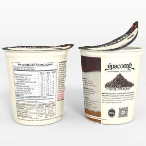 Embalagem de Ptichye Moloko Épacomê: pavê nutritivo russo de ganache sabor chocolate e creme de baunilha, adoçado com tâmara e base de coalhada. Um pote fechado, um aberto com a tampa entreaberta, mostrando a tabela nutricional de 148 kcal e sem adição de açúcares.