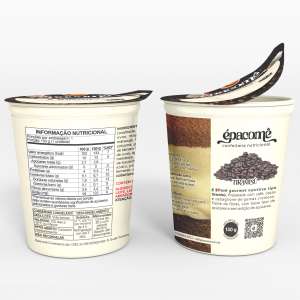 Embalagem de Tiramisù Épacomê: pavê nutritivo tipo tiramisù de café, cacau e zabaglione de gemas, adoçado com tâmara e base de coalhada. Um pote fechado, um aberto com a tampa entreaberta, mostrando a tabela nutricional de 133 kcal e textura suave.