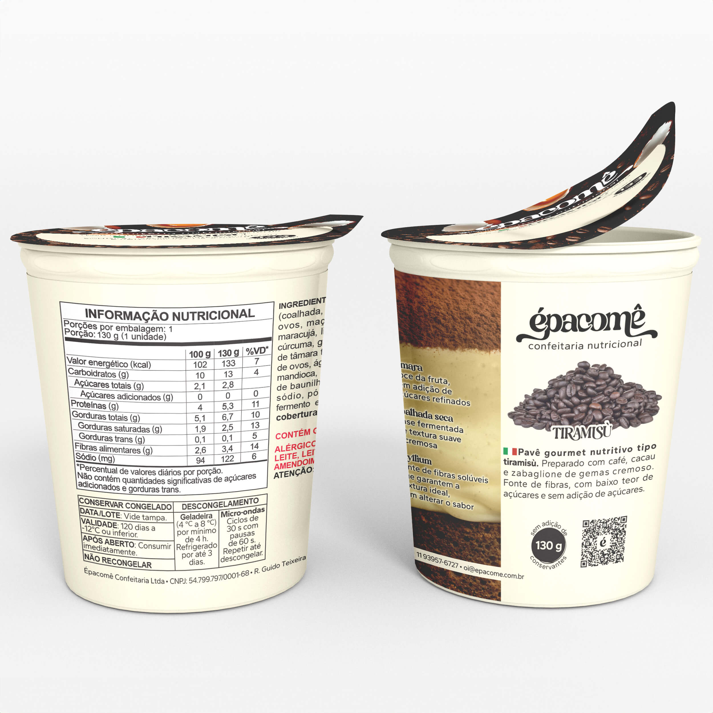 Embalagem de Tiramisù Épacomê: pavê nutritivo tipo tiramisù de café, cacau e zabaglione de gemas, adoçado com tâmara e base de coalhada. Um pote fechado, um aberto com a tampa entreaberta, mostrando a tabela nutricional de 133 kcal e textura suave.