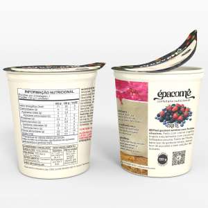 Embalagem de Trifle Épacomê: pavê nutritivo britânico de frutas vermelhas com creme inglês funcional de cúrcuma. Pote aberto mostrando camadas visíveis, tâmara para adoçar, coalhada substituindo creme de leite, psyllium para fibras, e tabela nutricional de 92 kcal.