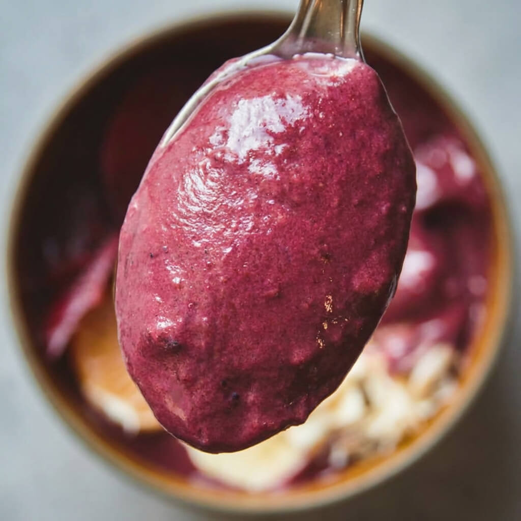 Trifle Britânico: frutas silvestres, notas florais e taninos sutis. 92 kcal por porção.