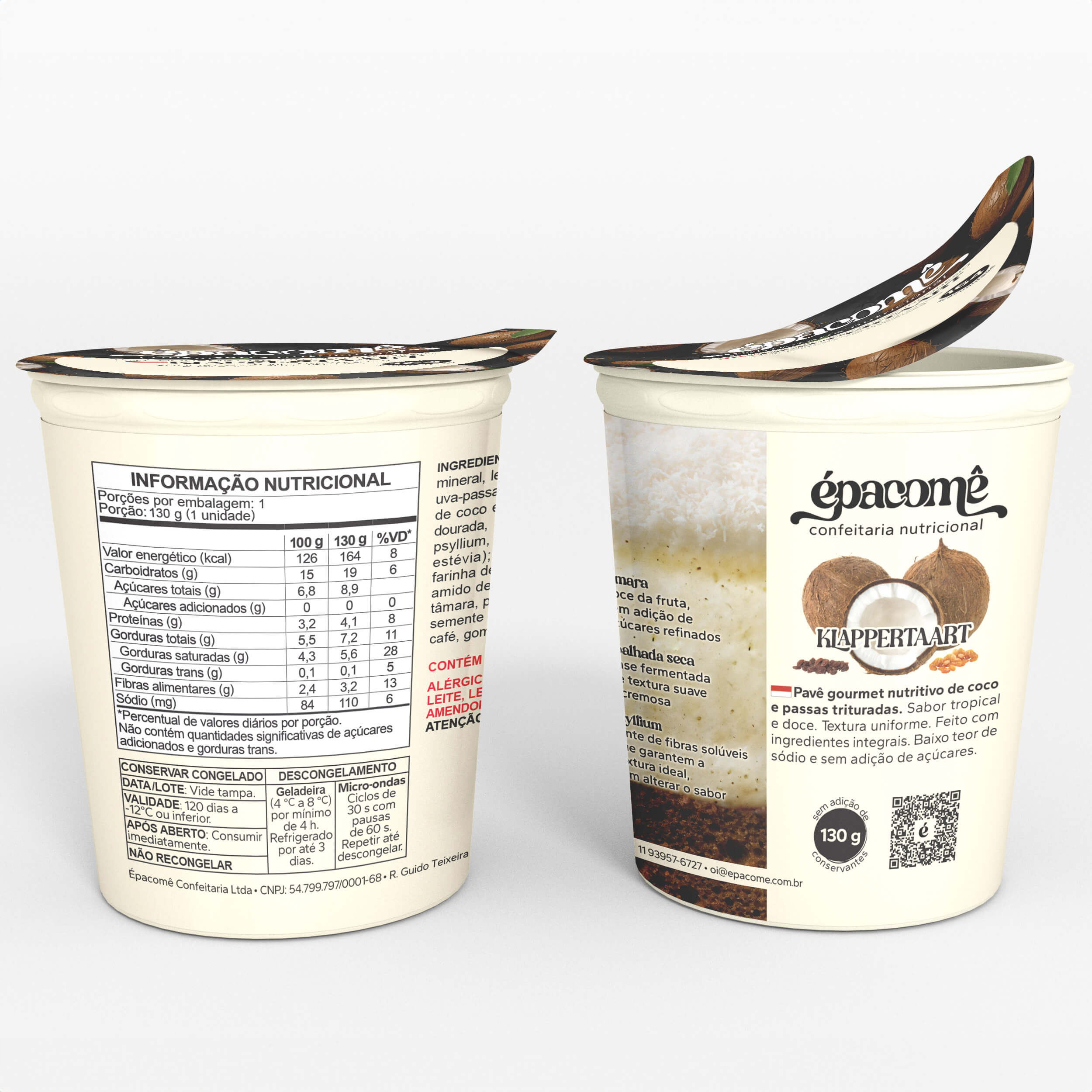 Embalagem de Klappertaart Épacomê: pavê nutritivo indonésio de coco com passas trituradas, adoçado com tâmara e base de coalhada. Um pote fechado, um aberto com a tampa entreaberta, mostrando a tabela nutricional de 164 kcal e textura uniforme.