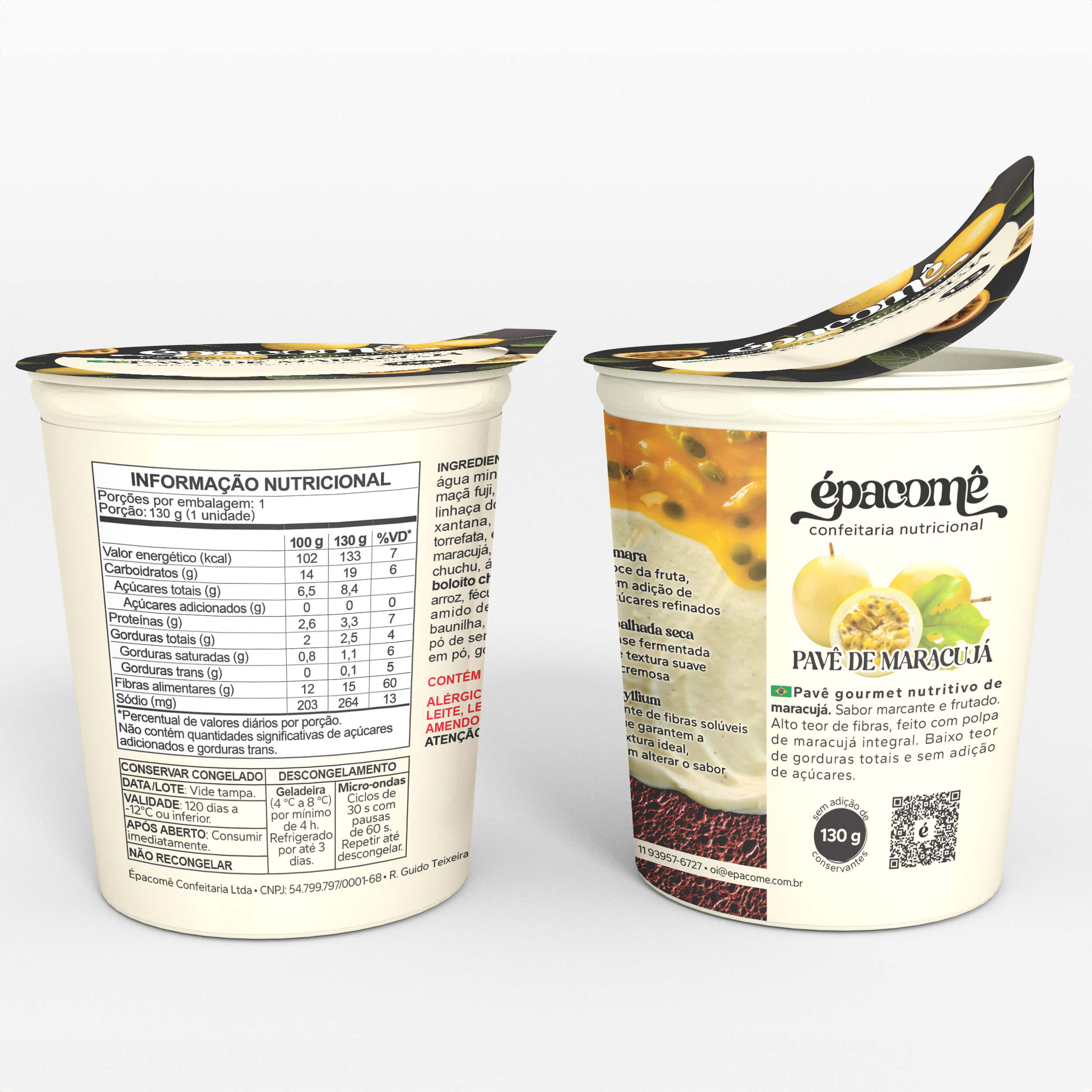 Embalagem de Pavê de Maracujá Épacomê: clássico pavê nutritivo brasileiro de maracujá, adoçado com tâmara e base de coalhada. Um pote fechado, um aberto com a tampa entreaberta, mostrando a tabela nutricional de 133 kcal e alto teor de fibra.